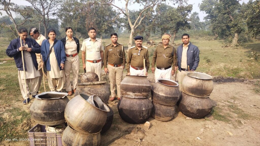 <br>*अवैध शराब के विरुद्ध हुई कार्रवाई जारी,1 लाख 19 हजार से अधिक रूपये के महुआ लहान सहित 35 लीटर कच्ची शराब जब्त* 1 Polish 20231224 164850259