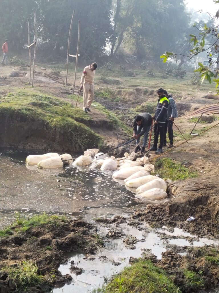 <br>*अवैध शराब के विरुद्ध हुई कार्रवाई जारी,1 लाख 19 हजार से अधिक रूपये के महुआ लहान सहित 35 लीटर कच्ची शराब जब्त* 2 Polish 20231224 164920098