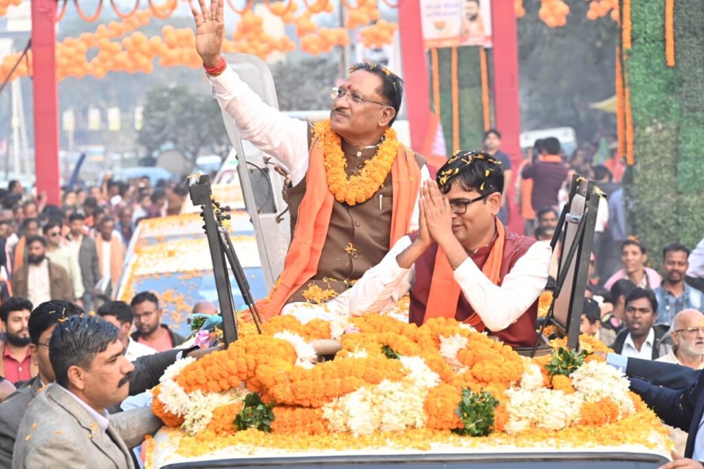 रायगढ़ में मुख्यमंत्री का रोड शो: रोड शो के दौरान विष्णु देव साय का मंत्री ओपी चौधरी ने पुष्प माला पहनाकर किया स्वागत 2 Polish 20231227 195856714