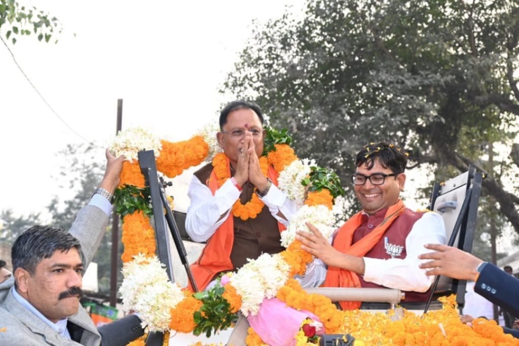 रायगढ़ में मुख्यमंत्री का रोड शो: रोड शो के दौरान विष्णु देव साय का मंत्री ओपी चौधरी ने पुष्प माला पहनाकर किया स्वागत 1 Polish 20231227 195908471