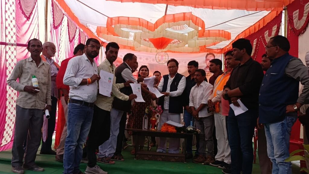 *प्रधानमंत्री ने हितग्रहियों से वीडियो कांफ्रेंसिंग के जरिये किया संवाद* 3 Polish 20231228 151415678