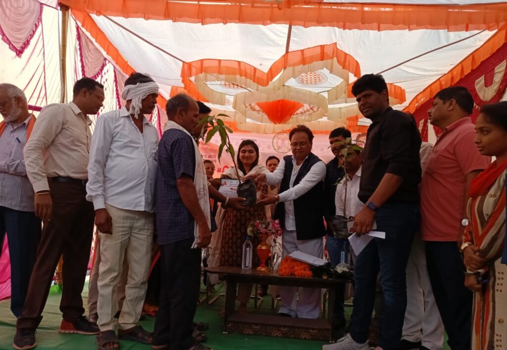 *प्रधानमंत्री ने हितग्रहियों से वीडियो कांफ्रेंसिंग के जरिये किया संवाद* 2 Polish 20231228 151452153