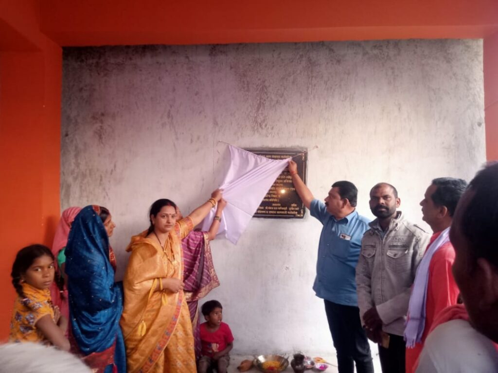 ग्राम मर्राकोना में जिला पंचायत सदस्य रेणुका अभिनव यदु ने रंग मंच का लोकार्पण किया 1 Polish 20231229 204616377