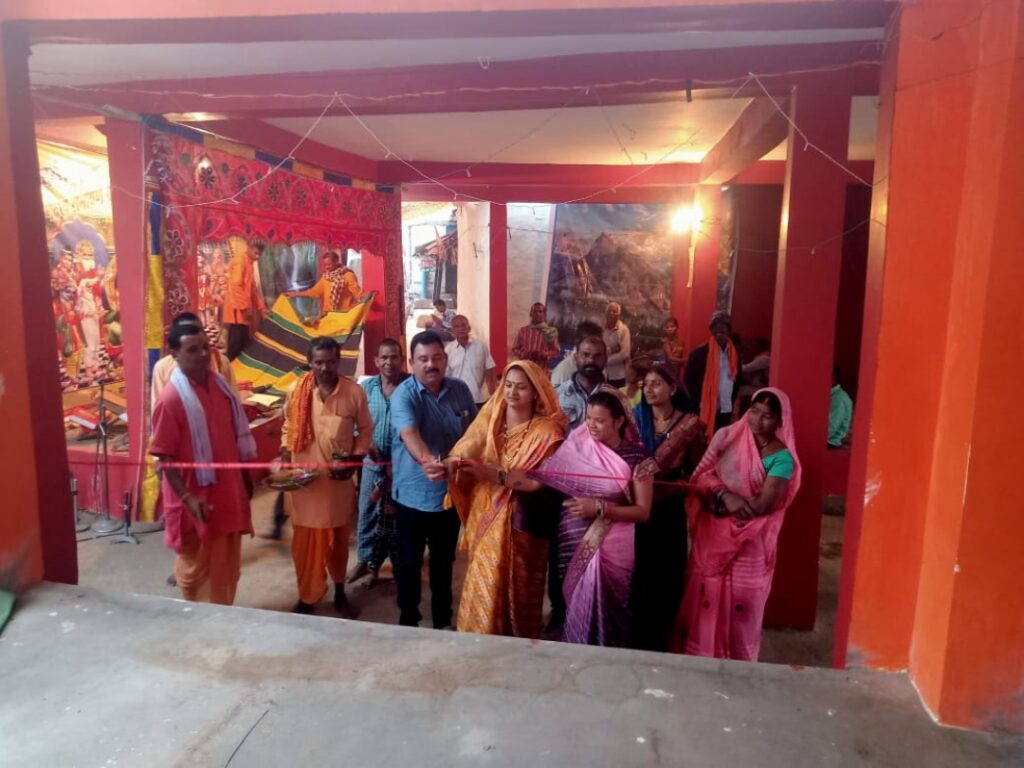 ग्राम मर्राकोना में जिला पंचायत सदस्य रेणुका अभिनव यदु ने रंग मंच का लोकार्पण किया 2 Polish 20231229 204647844