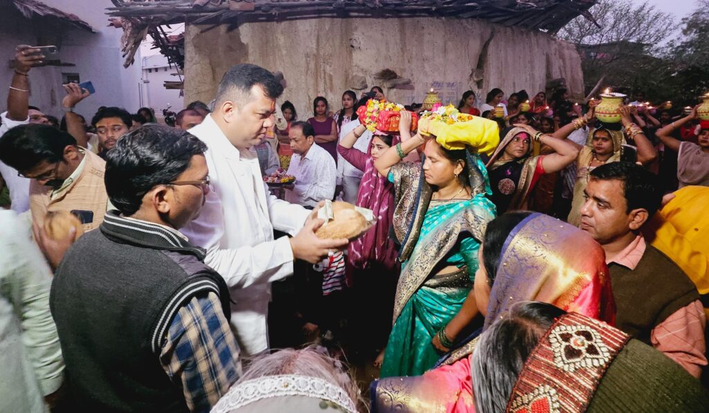 शिव महापुराण कथा कलस यात्रा में शामिल हुए विधायक संदीप साहू<br> 1 Polish 20231230 144906494
