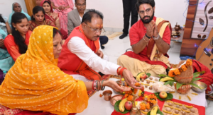 शपथ ग्रहण से पूर्व मुख्यमंत्री ने परिजनों के साथ की घर में की पूजा, साथ ही उन्होंने अपनी माता जसमनी देवी का भी लिया आशीर्वाद 1 Screenshot 2023 12 13 121951 923x500 1