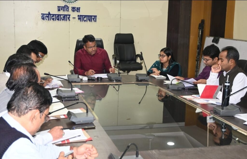 अभियान चलाकर लंबित आवेदनों का निरकरण समय -सीमा में पूर्ण कराएं - कलेक्टर 1 Screenshot 20231212 172432 WhatsAppBusiness