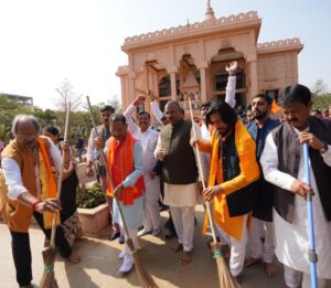 मुख्यमंत्री विष्णुदेव साय ने श्रीराम मंदिर परिसर में स्वच्छता अभियान के तहत झाड़़ू लगाकर की साफ-सफाई 3 1705220865 7b4b2f125dffac742485