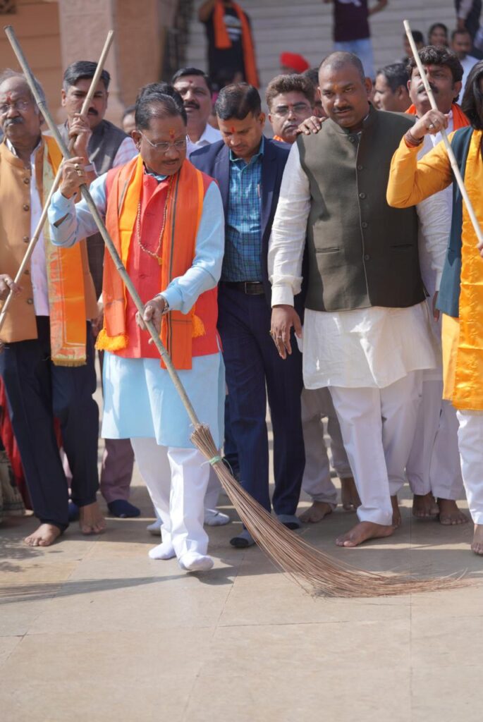 मुख्यमंत्री विष्णुदेव साय ने श्रीराम मंदिर परिसर में स्वच्छता अभियान के तहत झाड़़ू लगाकर की साफ-सफाई 2 1705220879 838b2bd25768abfde6ff