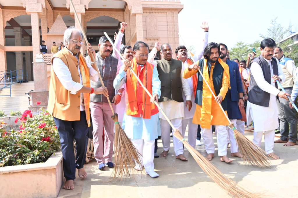 मुख्यमंत्री विष्णुदेव साय ने श्रीराम मंदिर परिसर में स्वच्छता अभियान के तहत झाड़़ू लगाकर की साफ-सफाई 1 1705220896 eb778f37426c9dfced6e