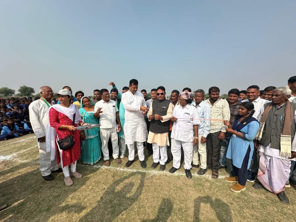संकुल स्तरीय खेलकूद प्रतियोगिता कार्यक्रम मे शामिल हुए विधायक संदीप साहू 4 FB IMG 1704281418498