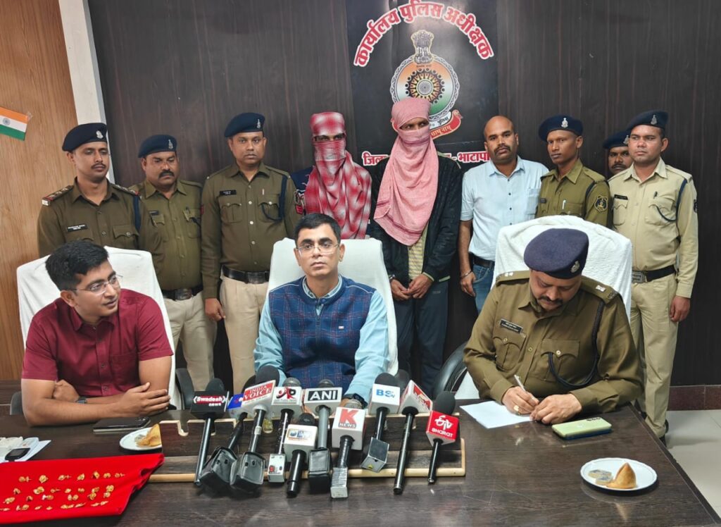 थाना पलारी एवं सायबर सेल की संयुक्त पुलिस टीम द्वारा ग्राम रोहांसी के ज्वेलरी शॉप में घटित उठाईगिरी की घटना का किया गया पर्दाफाश 1 IMG 20240108 WA0171 2