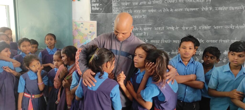 सहायक शिक्षक के प्रमोशन पर बच्चों ने दी नम आंखों से विदाई 2 IMG 20240113 WA0144