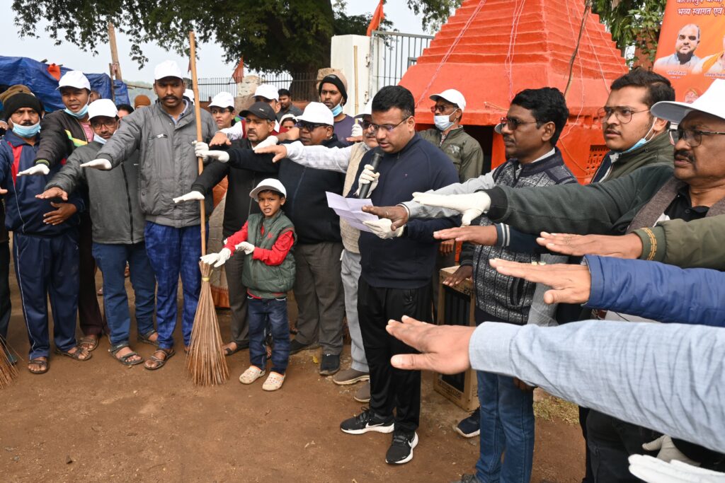 कलेक्टर चंदन कुमार के नेतृतव में सिद्धेश्वर मंदिर पलारी में चलाया गया सफाई अभियान 1 IMG 20240121 WA0206