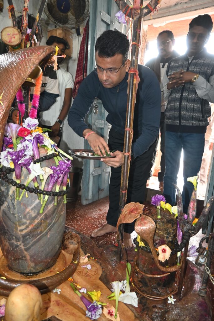 कलेक्टर चंदन कुमार के नेतृतव में सिद्धेश्वर मंदिर पलारी में चलाया गया सफाई अभियान 4 IMG 20240121 WA0208