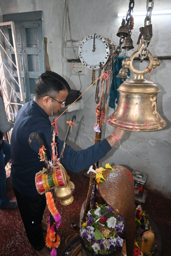 कलेक्टर चंदन कुमार के नेतृतव में सिद्धेश्वर मंदिर पलारी में चलाया गया सफाई अभियान 3 IMG 20240121 WA0210