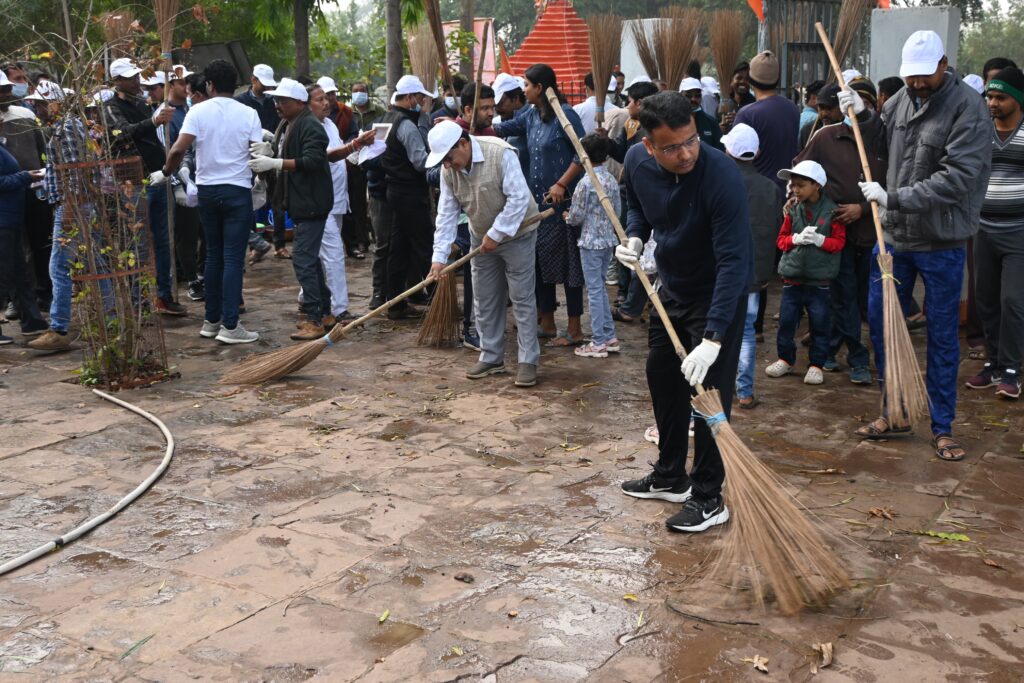 कलेक्टर चंदन कुमार के नेतृतव में सिद्धेश्वर मंदिर पलारी में चलाया गया सफाई अभियान 2 IMG 20240121 WA0212