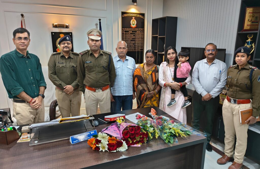 नव वर्ष का मिला अनोखा उपहार, उपनिरीक्षक हेमंत कुमार पटेल निरीक्षक के पद पर हुए पदोन्नती<br> 3 Polish 20240101 135957138