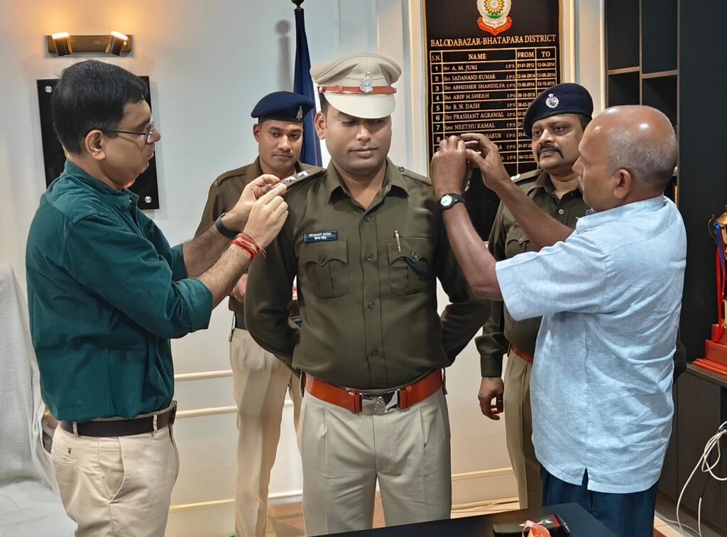 नव वर्ष का मिला अनोखा उपहार, उपनिरीक्षक हेमंत कुमार पटेल निरीक्षक के पद पर हुए पदोन्नती<br> 2 Polish 20240101 140023693