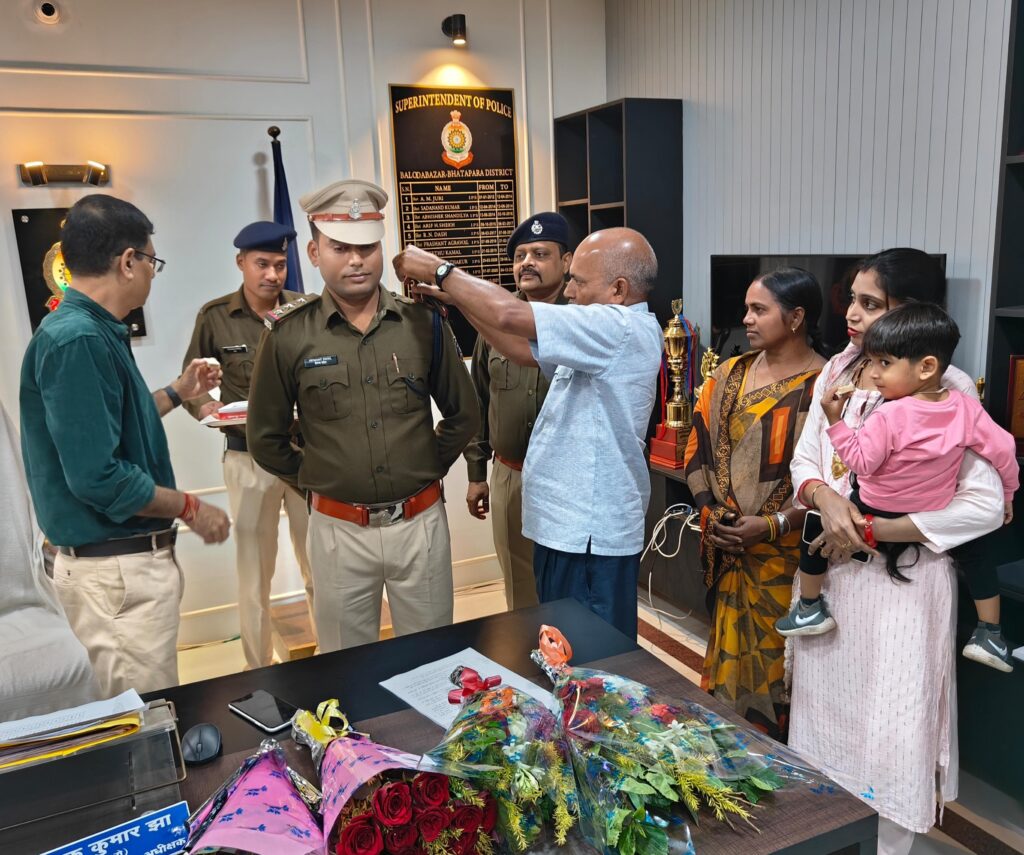 नव वर्ष का मिला अनोखा उपहार, उपनिरीक्षक हेमंत कुमार पटेल निरीक्षक के पद पर हुए पदोन्नती<br> 1 Polish 20240101 140056196