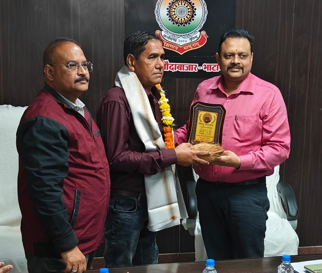 पुलिस कार्यालय में सेवानिवृत्त सहायक उप निरीक्षक नान्हू राम मांझी एवं विष्णु नारायण सिंह का विदाई कार्यक्रम किया गया आयोजित* 2 Polish 20240101 213039396