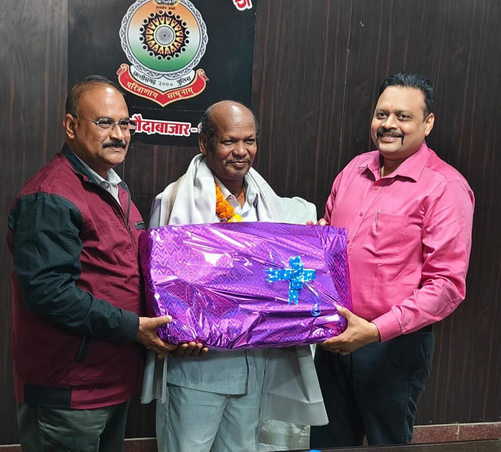 पुलिस कार्यालय में सेवानिवृत्त सहायक उप निरीक्षक नान्हू राम मांझी एवं विष्णु नारायण सिंह का विदाई कार्यक्रम किया गया आयोजित* 3 Polish 20240101 213108768