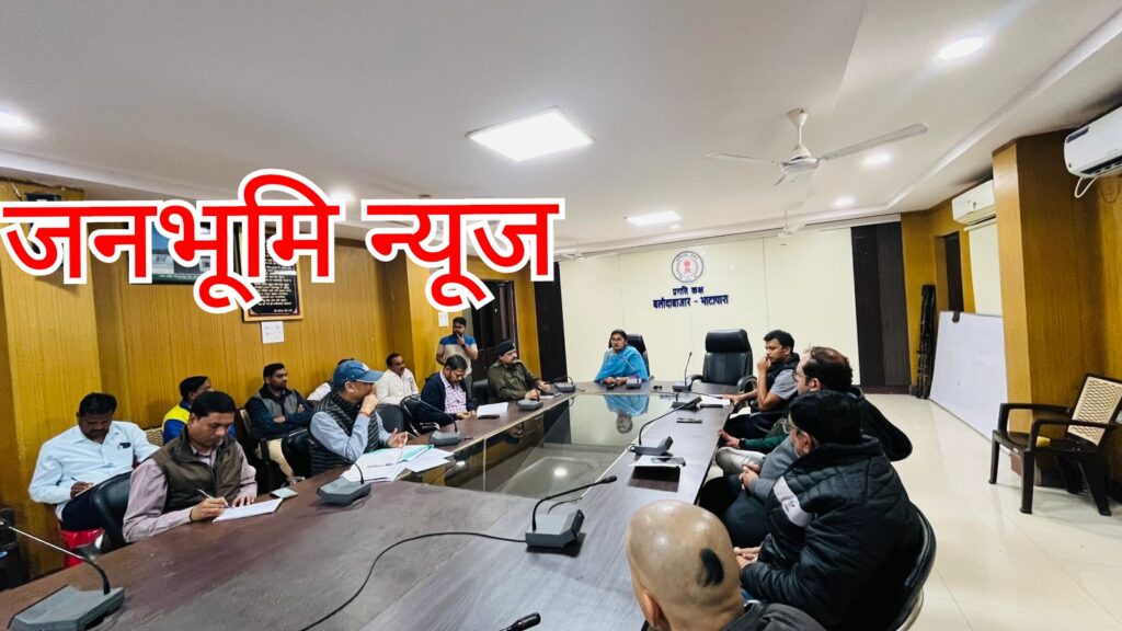 प्रभारी कलेक्टर ने ट्रांसपोर्ट एसोसिएशन,पेट्रोल एवं गैस एजेंसी संचालकों की बैठक लेकर स्टॉक की जानकारी ली 2 Polish 20240102 193304080