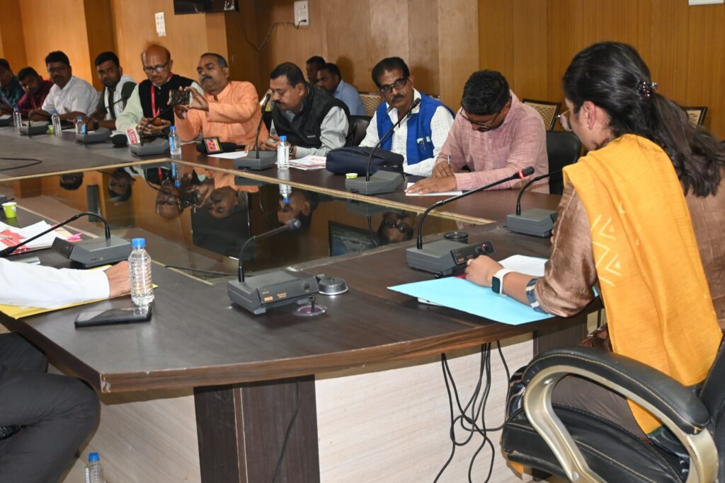 जिला निर्वाचन अधिकारी ने मान्यता प्राप्त राजनीतिक दल के प्रतिनिधियों के साथ की बैठक 2 Polish 20240105 162343156