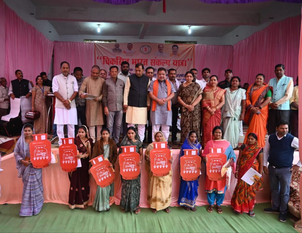 भाटापारा एवं सिमगा नगर में संपन्न हुआ विकसित भारत संकल्प यात्रा शिविर,सांसद सुनील सोनी हुए शामिल 1 Polish 20240106 204924068