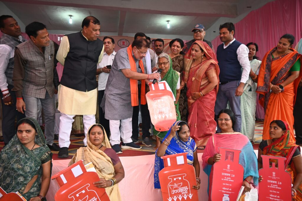 भाटापारा एवं सिमगा नगर में संपन्न हुआ विकसित भारत संकल्प यात्रा शिविर,सांसद सुनील सोनी हुए शामिल 4 Polish 20240106 204946005