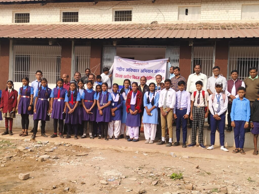 जिला स्तरीय कबाड़ से जुगाड़ एवं क्विज प्रतियोगिता का हुआ आयोजन, 40 से अधिक बच्चों ने किए अपने हुनर का प्रदर्शन 2 Polish 20240107 173102452