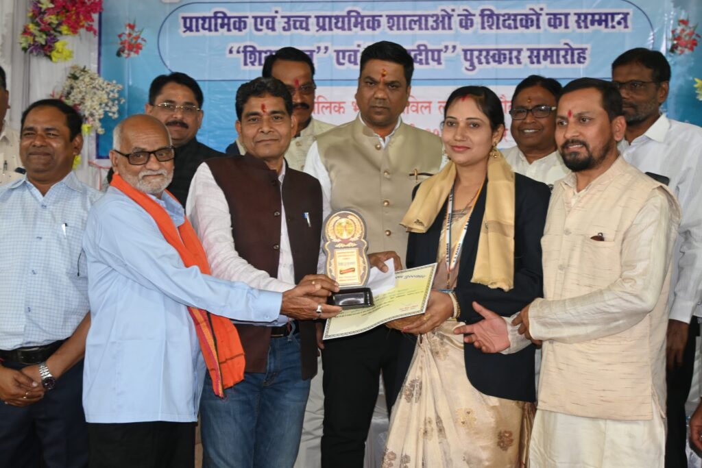 संस्कृति एवं संस्कार बचाने की महत्वपूर्ण जिम्मेदारी शिक्षकों पर- कैबिनेट मंत्री टंक राम वर्मा 3 Polish 20240108 155836190