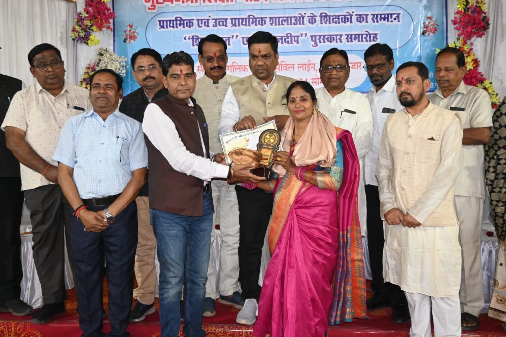 संस्कृति एवं संस्कार बचाने की महत्वपूर्ण जिम्मेदारी शिक्षकों पर- कैबिनेट मंत्री टंक राम वर्मा 4 Polish 20240108 155855090