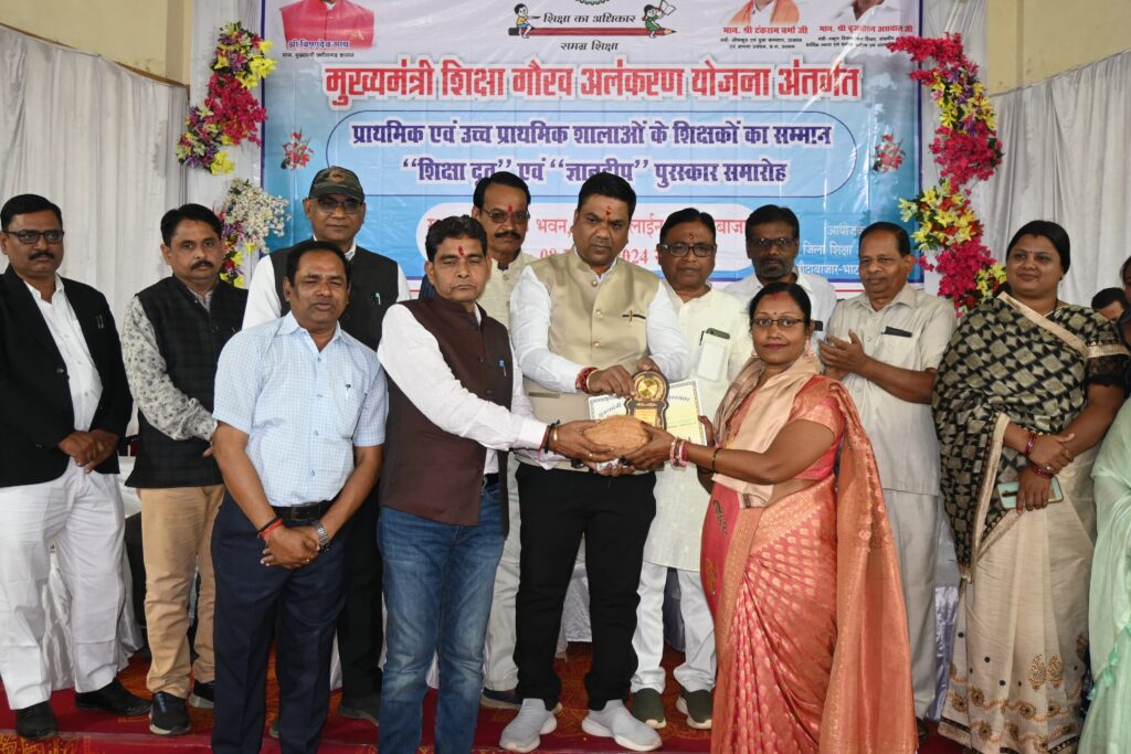 संस्कृति एवं संस्कार बचाने की महत्वपूर्ण जिम्मेदारी शिक्षकों पर- कैबिनेट मंत्री टंक राम वर्मा 1 Polish 20240108 155924673