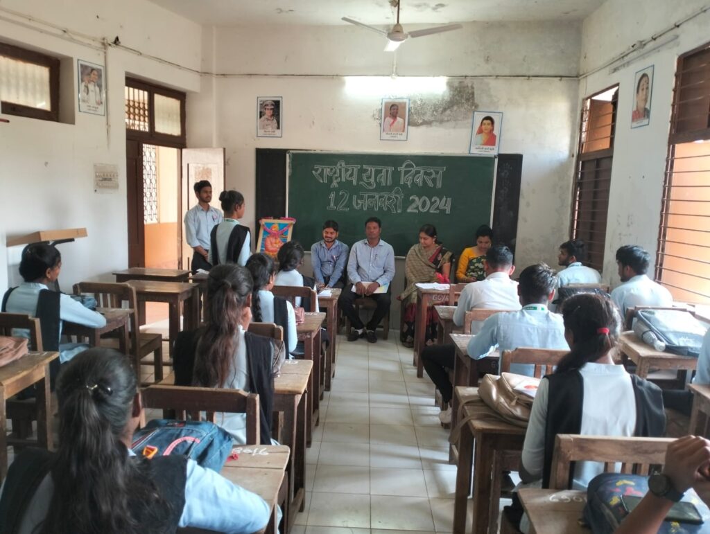 स्व दौलत राम शर्मा शासकीय महाविद्यालय कसडोल में राष्ट्रीय युवा दिवस मनाया गया 3 Polish 20240114 123015107
