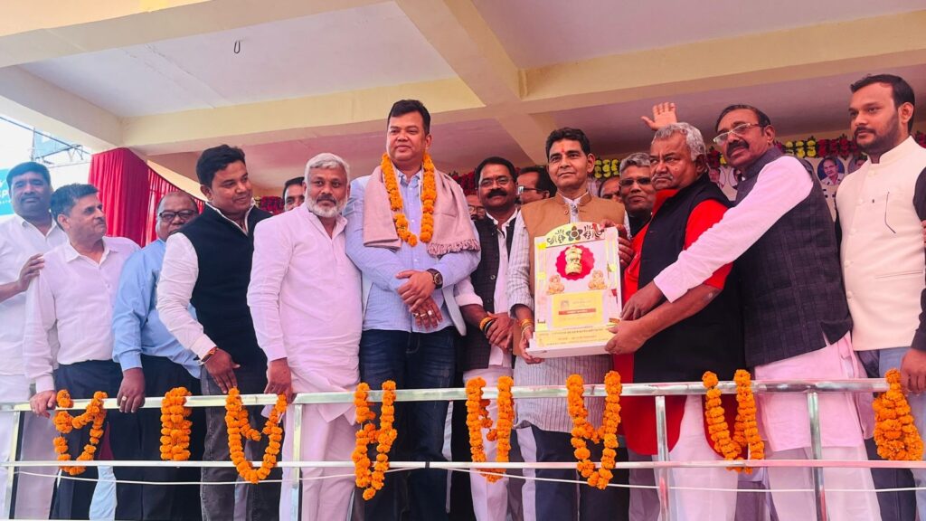 छत्तीसगढ़िया सर्वसमाज महासंघ ने किया कैबिनेट मंत्री टंक राम वर्मा का अभिनंदन<br> 2 Polish 20240114 192525689