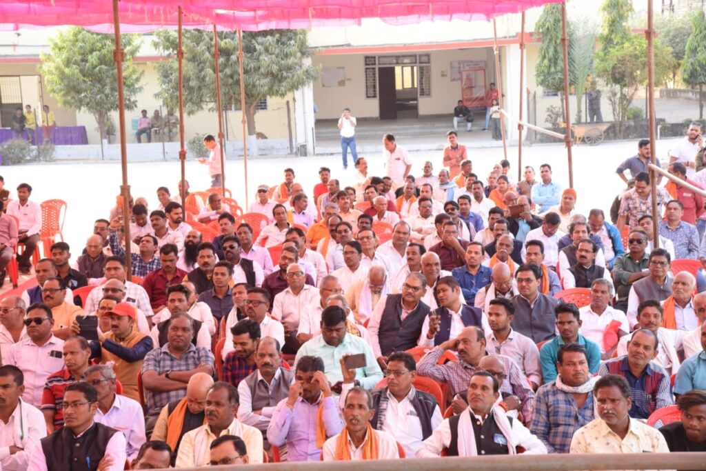 छत्तीसगढ़िया सर्वसमाज महासंघ ने किया कैबिनेट मंत्री टंक राम वर्मा का अभिनंदन<br> 4 Polish 20240114 192631170