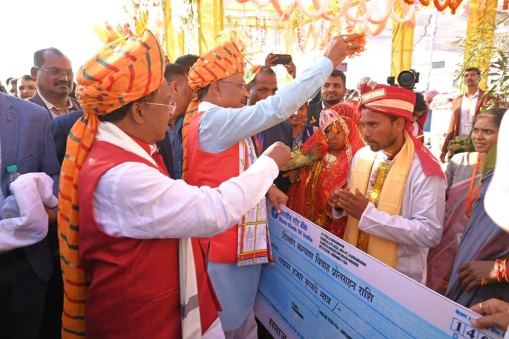 रायपुर : तातापानी महोत्सव में मुख्यमंत्री कन्या विवाह योजना में 400 जोड़े दाम्पत्य सूत्र में बंधे<br> 1 Polish 20240114 211731712
