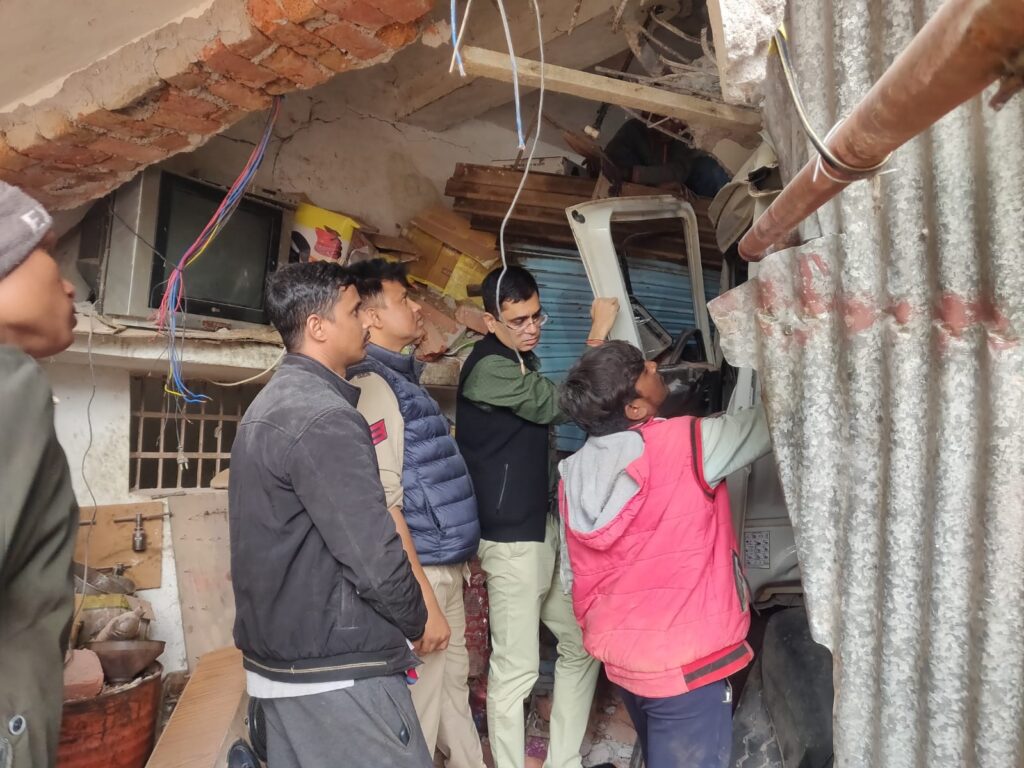जिला बलौदाबाजार-भाटापारा पुलिस द्वारा ग्राम वटगन हाईवा वाहन सड़क हादसे में अंदर फंसे चालक एवं खलासी को सफलतापूर्वक बाहर निकाला गया 1 Polish 20240123 160050552