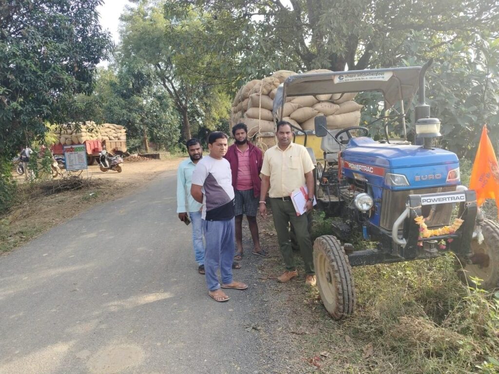 अवैध धान खपाने की कोशिश,360 बोरी धान सहित एक इंजन एवं 3 ट्रेक्टर ट्राली जब्त 2 Polish 20240129 140123704
