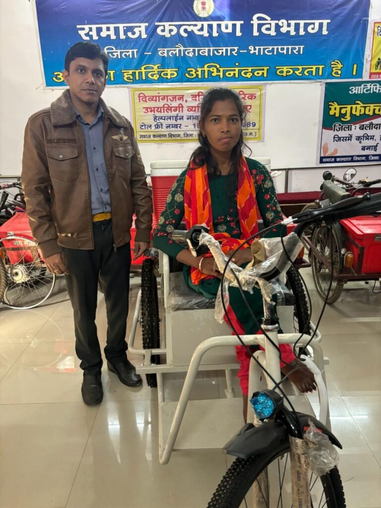 कलेक्टर ने जनचौपाल में सुनी लोगों की समस्याएं 2 Polish 20240129 213245828