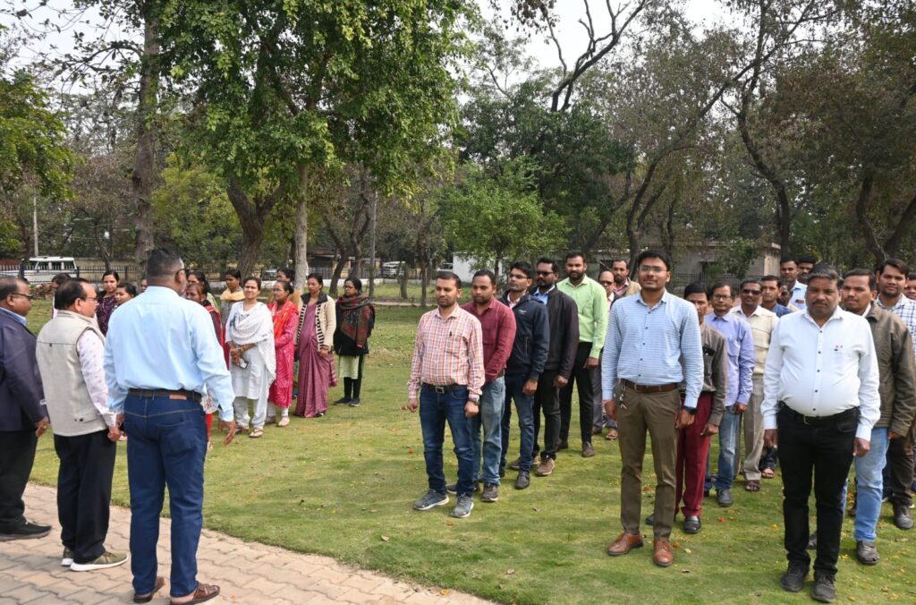 कलेक्टर कार्यालय में शहीदों की स्मृति में मौन धारण कर दी गयी श्रद्धांजलि।<br> 3 Polish 20240130 121429543 1