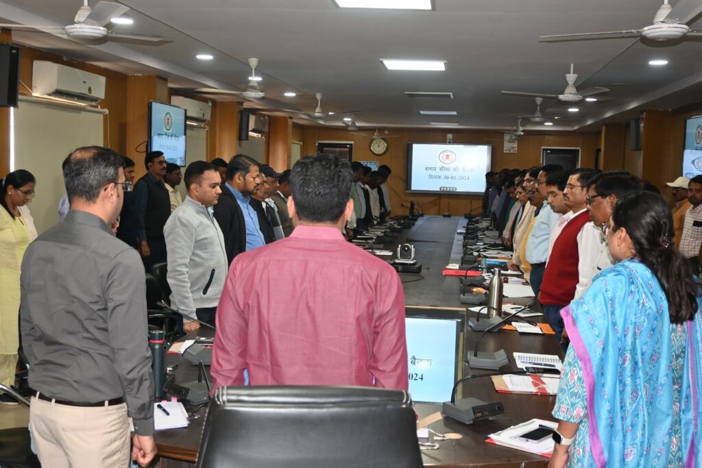 कलेक्टर कार्यालय में शहीदों की स्मृति में मौन धारण कर दी गयी श्रद्धांजलि।<br> 2 Polish 20240130 121452419