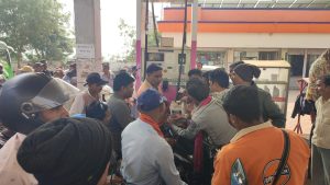 पेट्रोल-डीजल लेने के लिए लंबी कतारें लगी हैं. वहीं ट्रासपोटिंग नहीं होने से सब्जियों की बढ़ी कीमत 2 WhatsApp Image 2024 01 02 at 12.23.50 PM 300x169 1