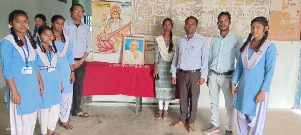 दतान(खैरा), राष्ट्रीय सेवा योजना के स्वयंम सेवकों ने गांधी जी के पुण्य तिथि में दी सलाम 1 image editor output image 1936247373 1706628315873