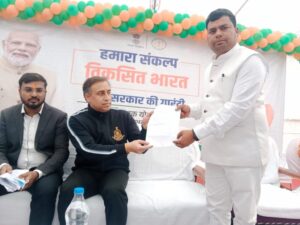 मस्तूरी क्षेत्र के कई जर्जर सड़कों की समस्या को लेकर जनपद सभापति दामोदर कांत ने केंद्रीय सचिव को सौंपा ज्ञापन 1 img 20240106 wa00195605317283498417135 1024x768 1