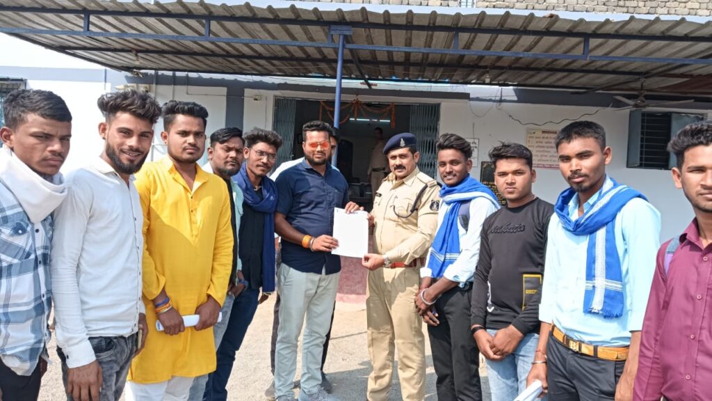बाबा भीमराव अम्बेडकर की स्टैच्यू मे हुआ तोड़फोड़ भीम क्रांतिकारी छत्तीसगढ़ ने लिया मामले को संज्ञान दिया<br><br>तहसील व लवन थाना मे दिए ज्ञापन <br> 1 IMG 20240210 WA0157