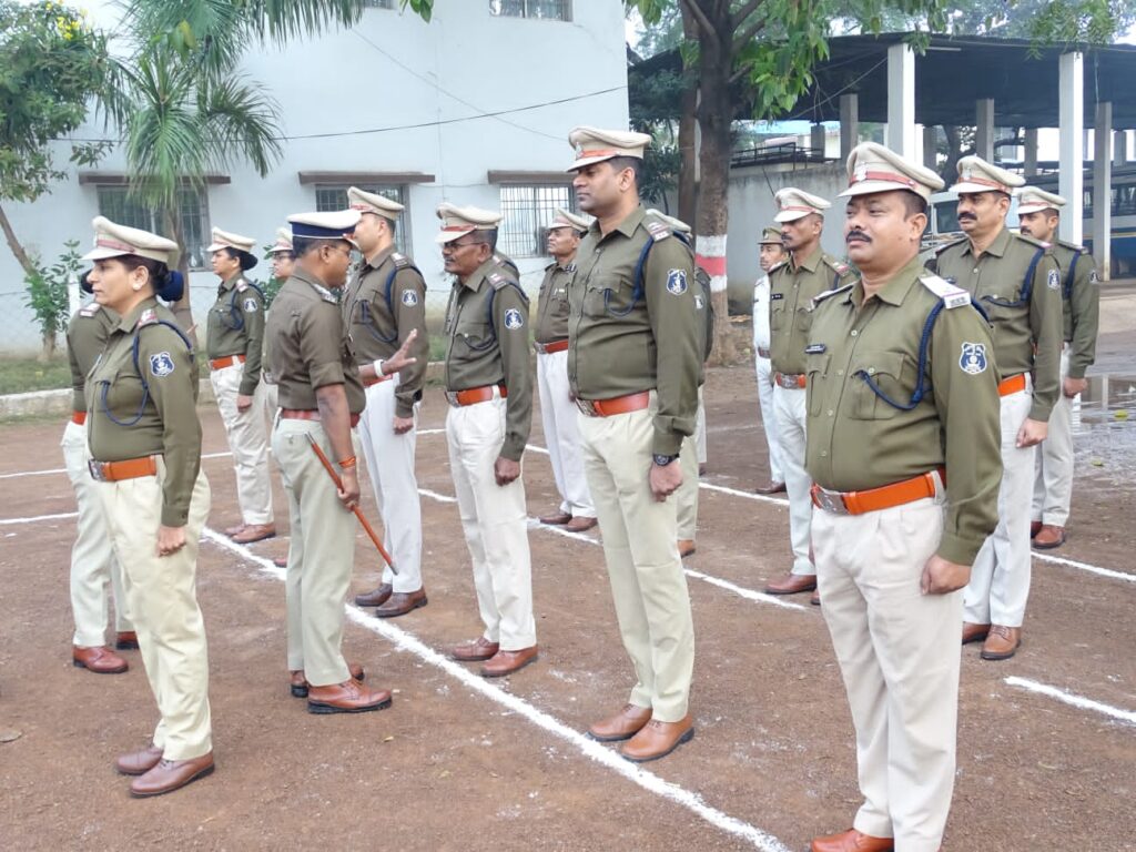 वरिष्ठ पुलिस अधीक्षक सदानंद कुमार द्वारा ली गई रक्षित केन्द्र बलौदाबाजार में परेड की सलामी 2 IMG 20240213 WA0192