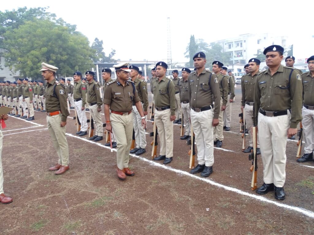 वरिष्ठ पुलिस अधीक्षक सदानंद कुमार द्वारा ली गई रक्षित केन्द्र बलौदाबाजार में परेड की सलामी 3 IMG 20240213 WA0193