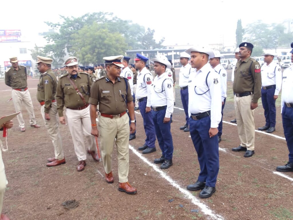 वरिष्ठ पुलिस अधीक्षक सदानंद कुमार द्वारा ली गई रक्षित केन्द्र बलौदाबाजार में परेड की सलामी 1 IMG 20240213 WA0194